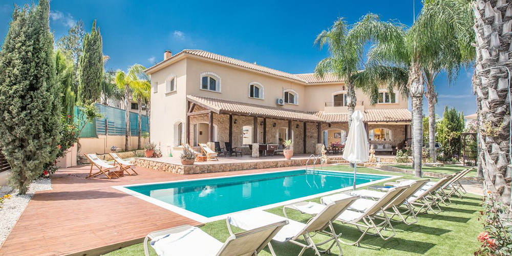 Ricardo Villa with swimming pool