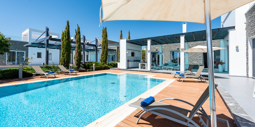 Seafront Villa with swimming pool