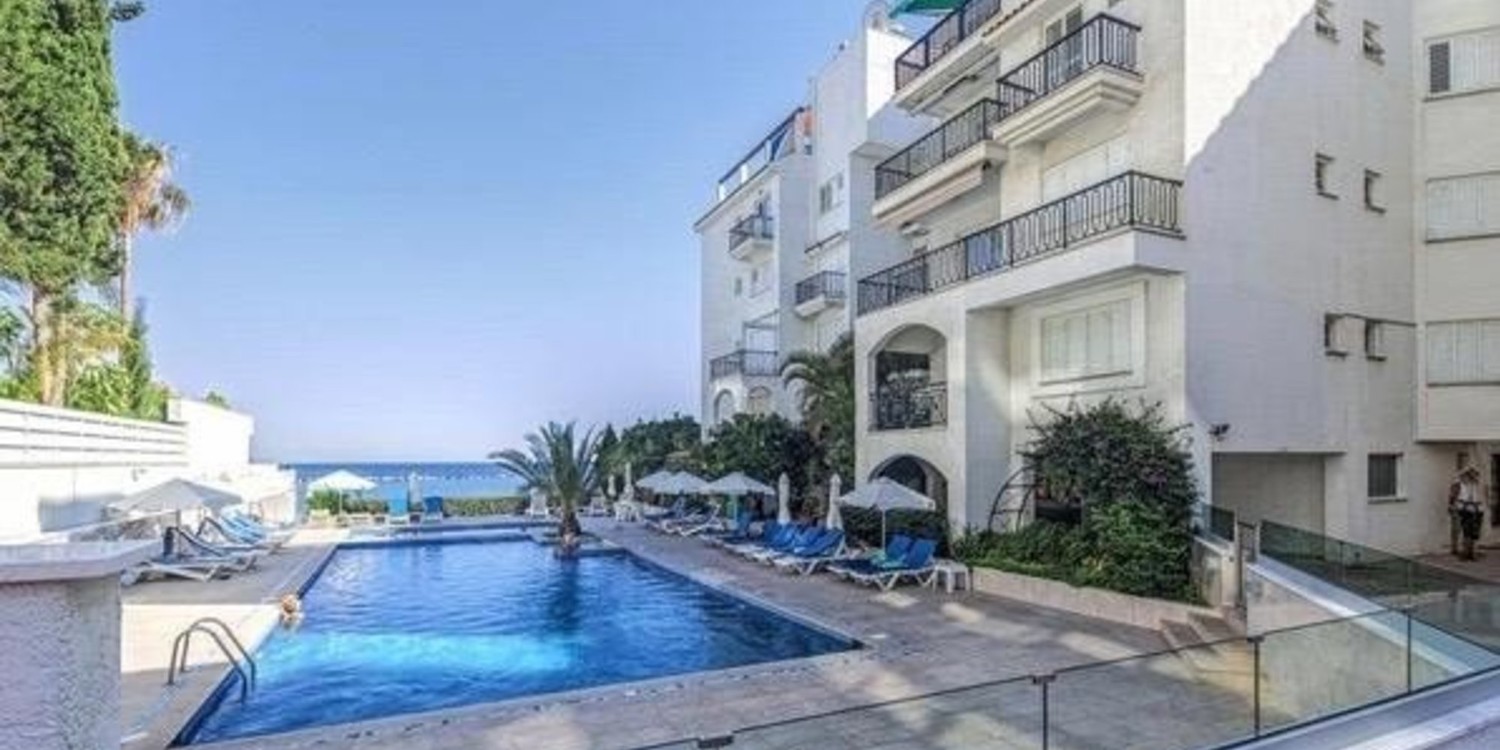 Apartment (Flat) in Potamos Germasoyias, Limassol with swimming pool
