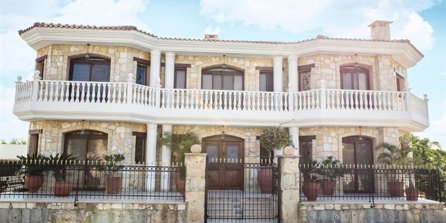 Luxury Villa In Agia Fyla with swimming pool