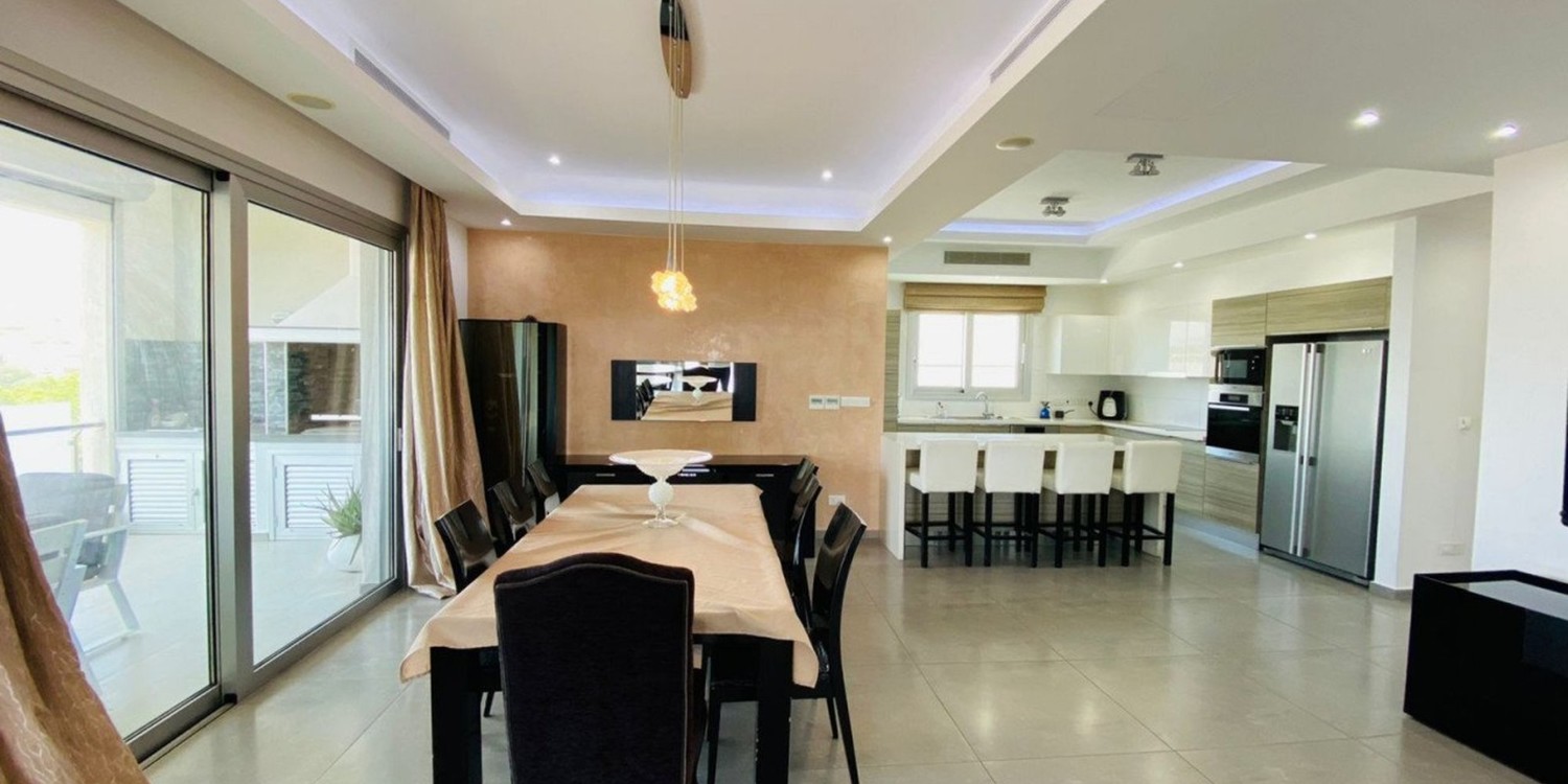 Apartment (Penthouse) in Agios Tychonas, Limassol