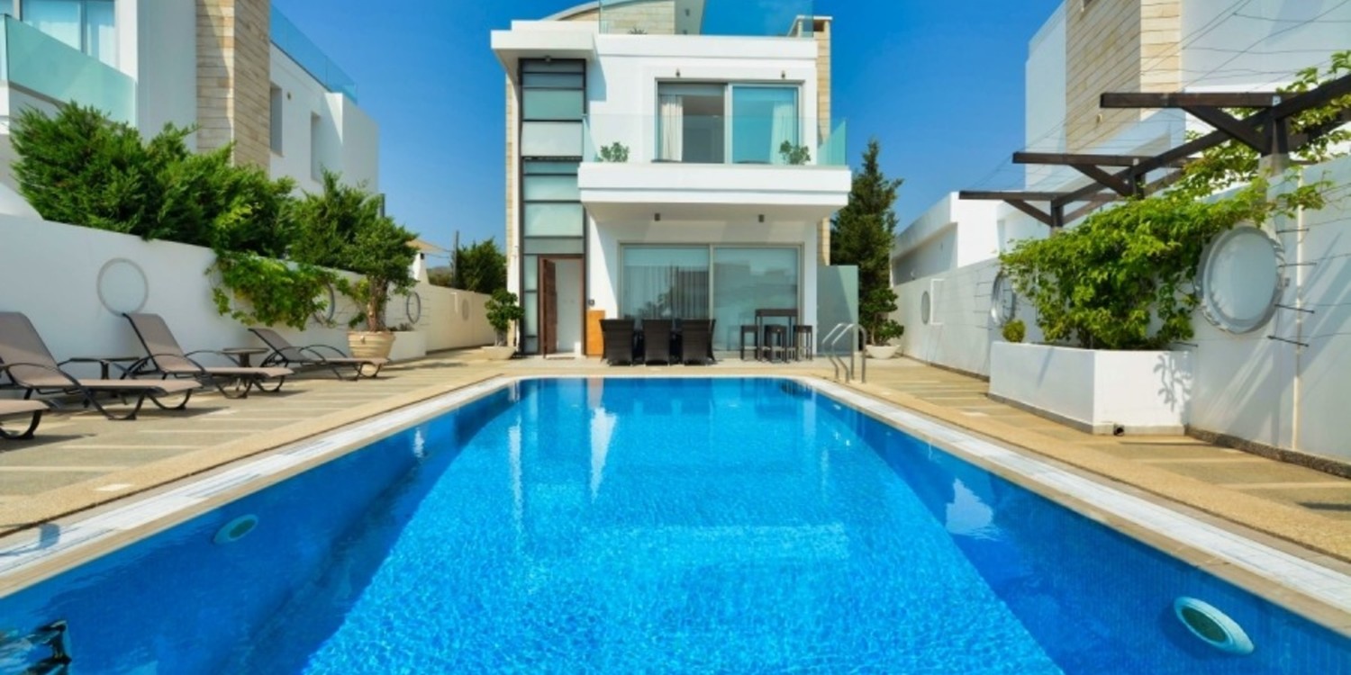 Stunning Six Bedroom Villa with swimming pool