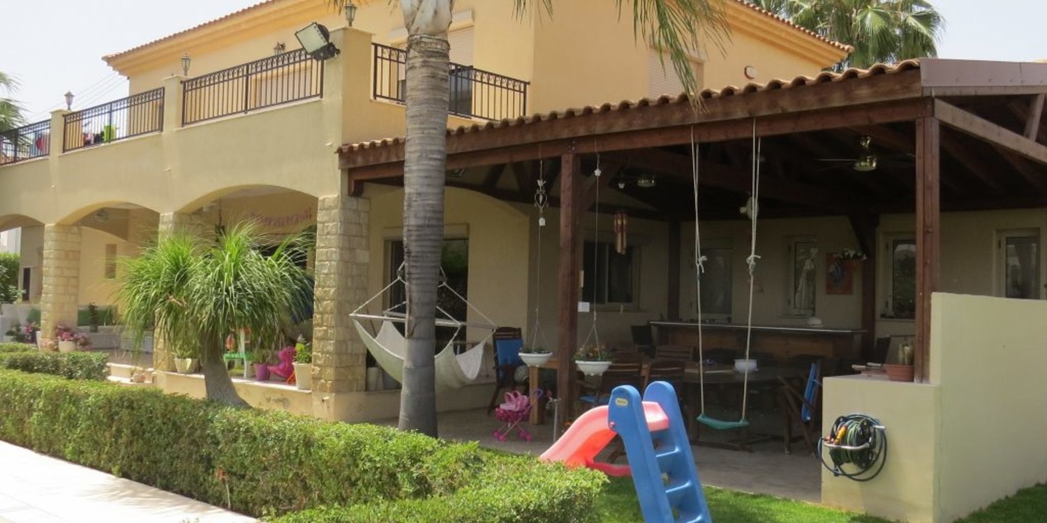Luxury Beautiful 4 Bedroom Villa with swimming pool