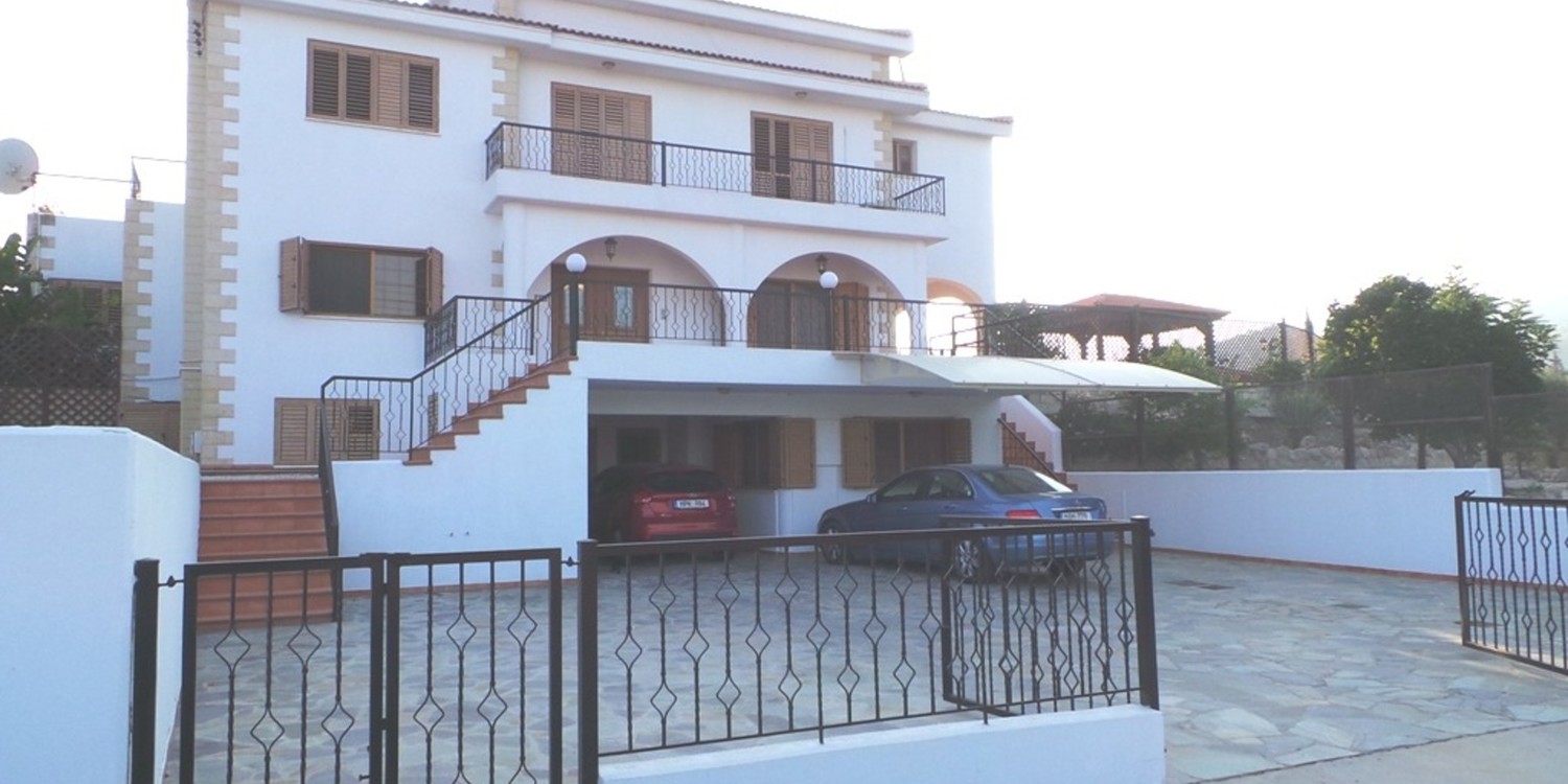 Spacious 4-Bedroom Villa with swimming pool
