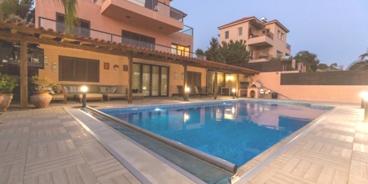 Amazing 6-Bedroom Villa with swimming pool