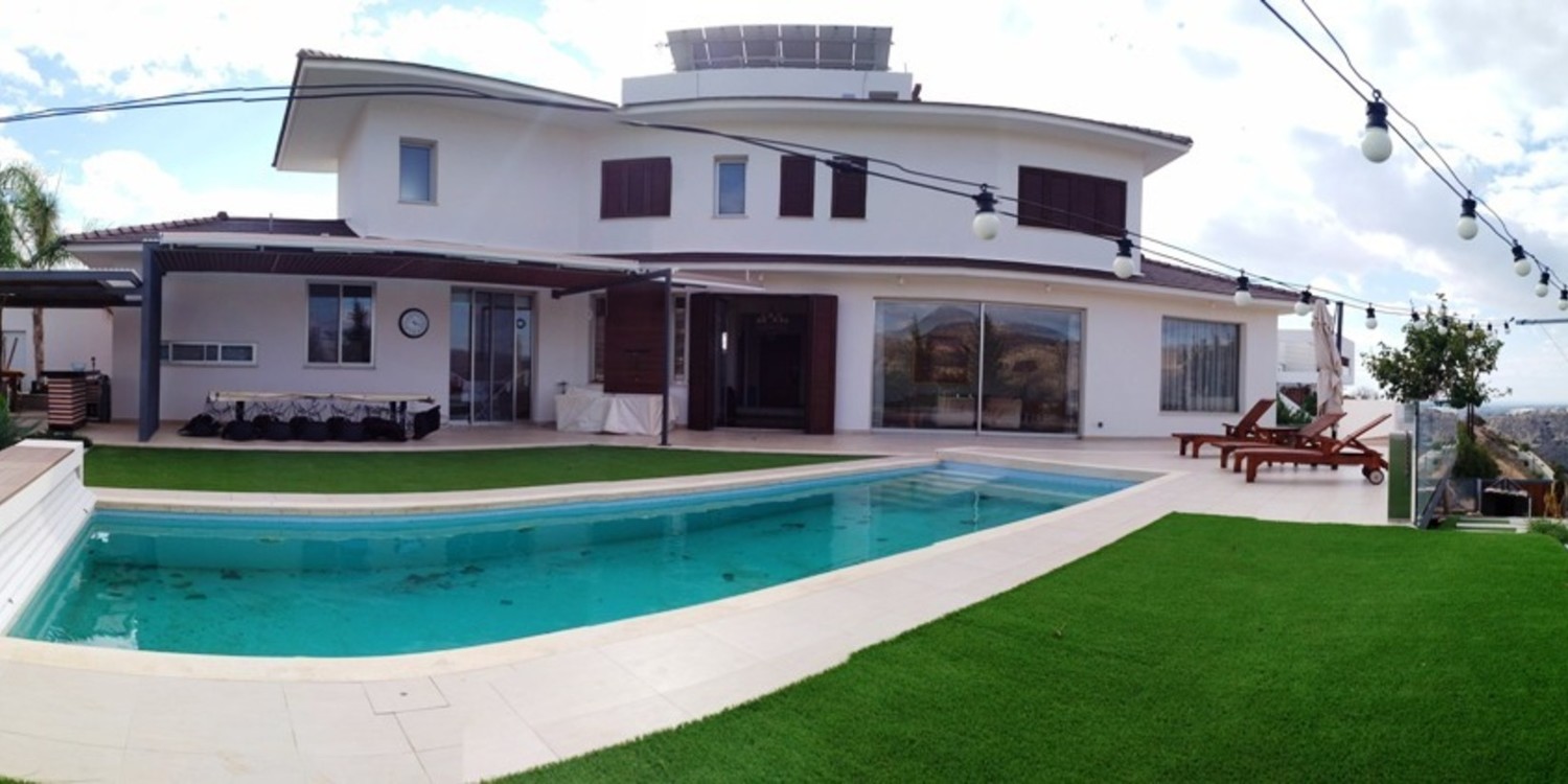 Luxury 4-Bedroom Villa with swimming pool