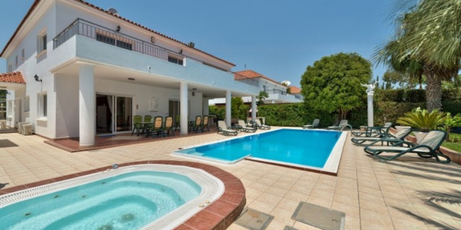 Sea Front 6-Bedroom Villa with swimming pool