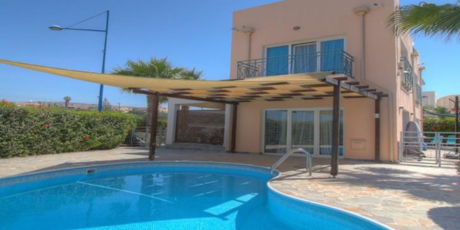 Modern 4-Bedroom Villa with swimming pool