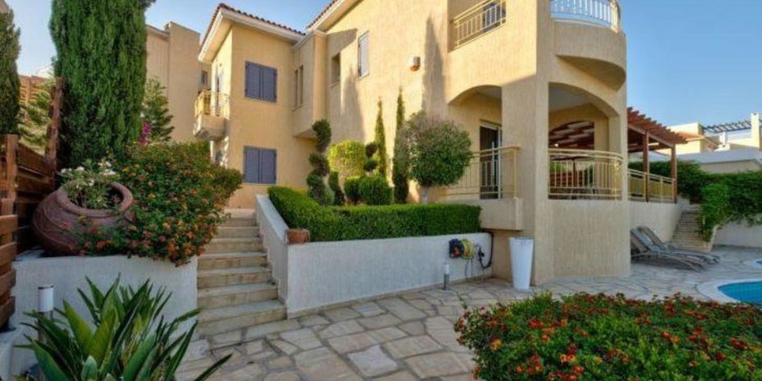 Detached 4-Bedroom Villa with Sea View with swimming pool