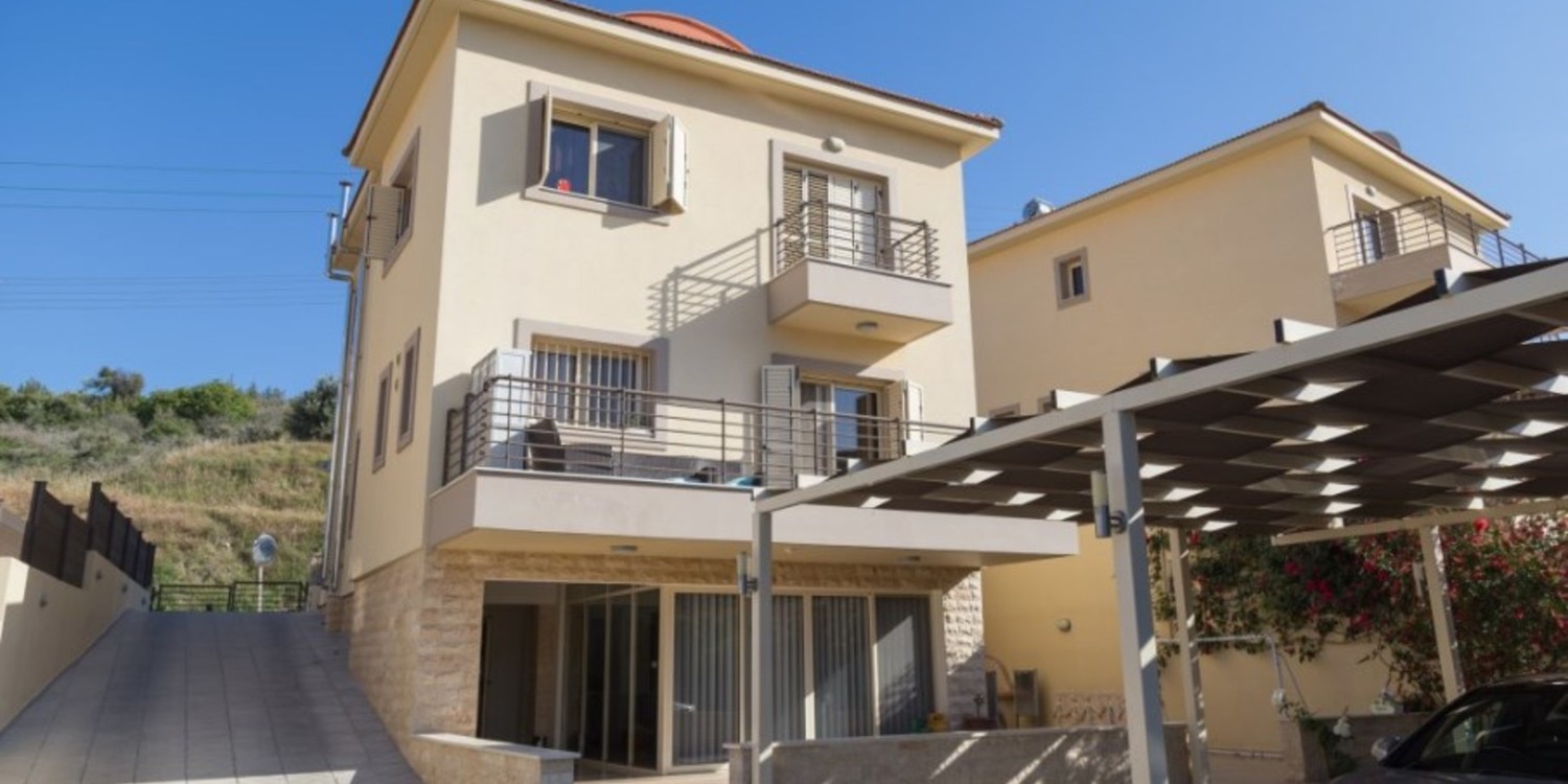 Modern 3-Bedroom House in Pyrgos